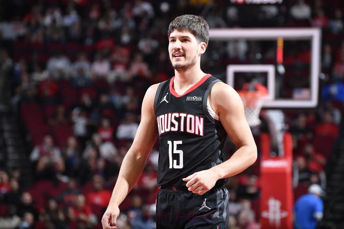 谢德全场15投7中，三分7中2得到22分2篮板6助攻